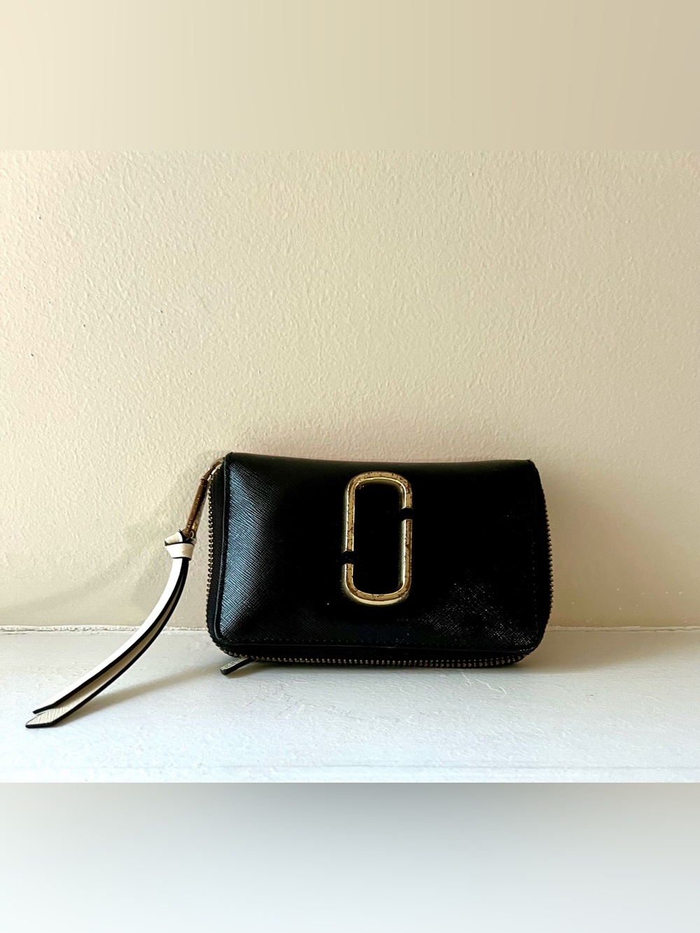 AUTHENTIC MARC JACOBS BLACK & PINK PATENT SAFFIANO LEATHER SNAPSHOT WALLET